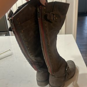 Women’s brown ‘CACTUSS’ boots with rivets up the back and two buckles.